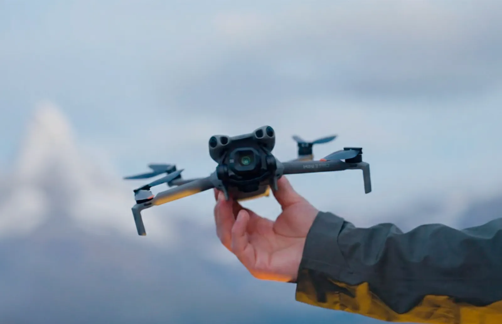 Drone sobrevoando paisagem